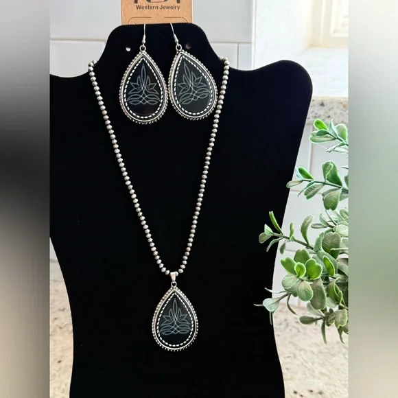 Black Teardrop Boot Stitch Earrings and Necklace Set - Picture 4 of 13